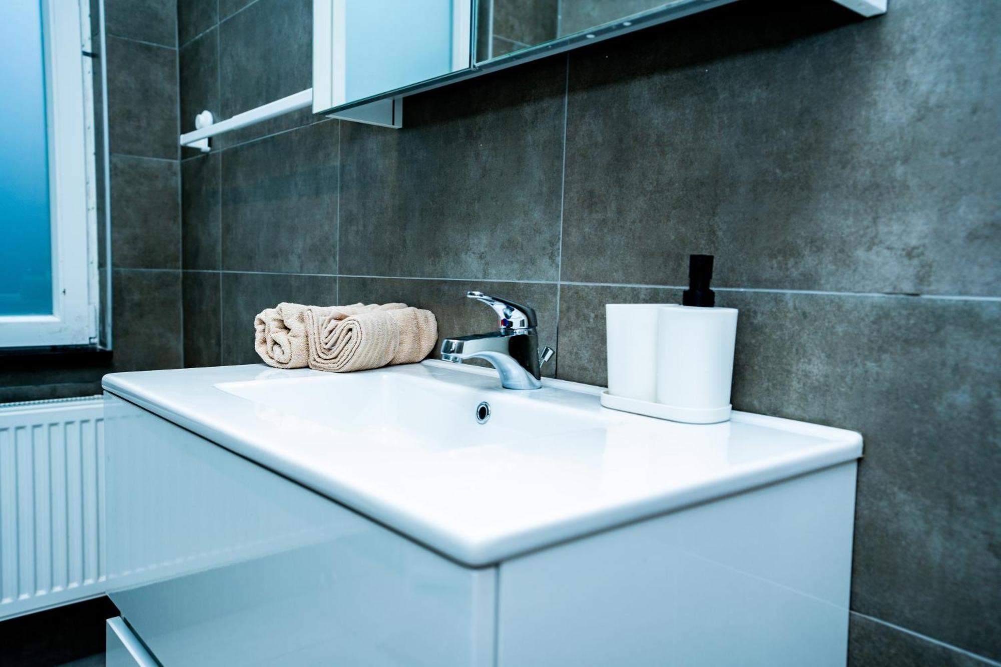 R0 Avec Salle De Bain Partagee Pres De L'hopital De La Citadelle A Séjour chez l'habitant
